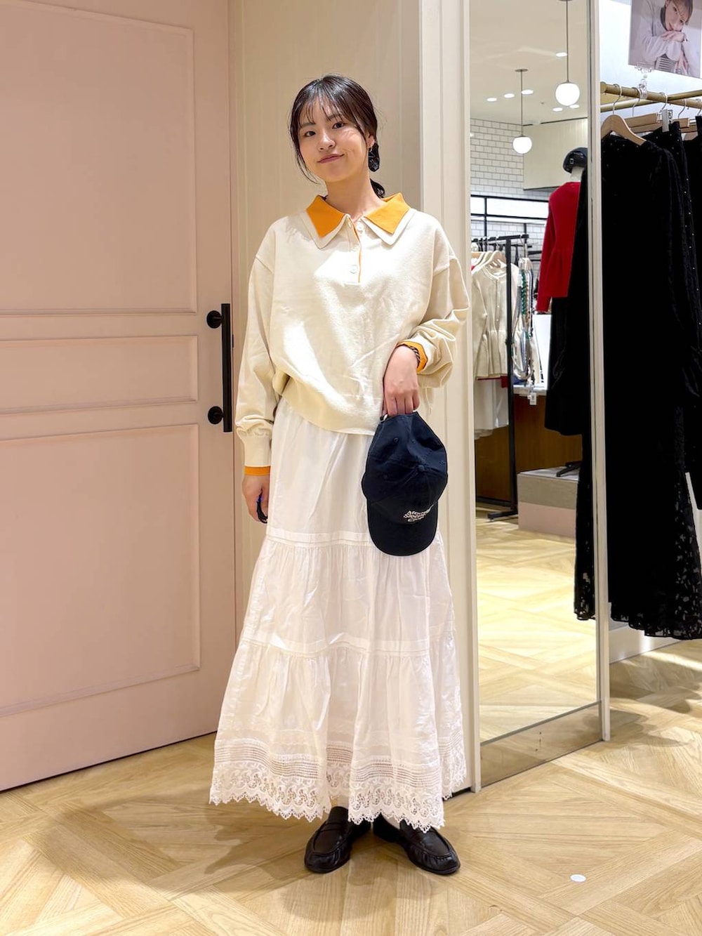 ブラック系のローファー、ホワイト系のスカート、ホワイト系のニット/セーターを着用したレディースの春コーディネートの4枚目の写真