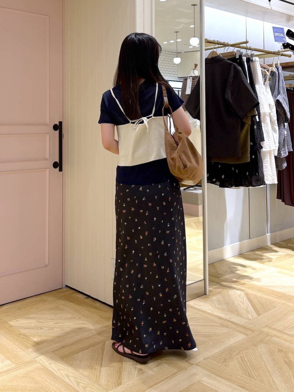 ホワイト系のキャミソール、ブルー系のTシャツ/カットソー、ブラック系のスカートを着用したレディースの夏コーディネートの3枚目の写真