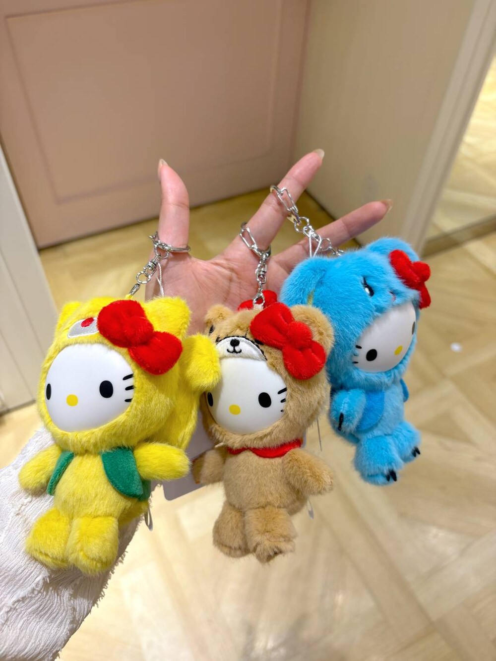 ベージュ系のTシャツ/カットソー、ベージュ系のその他トップス、ブラック系のキーホルダーを着用したレディースの春コーディネートの3枚目の写真