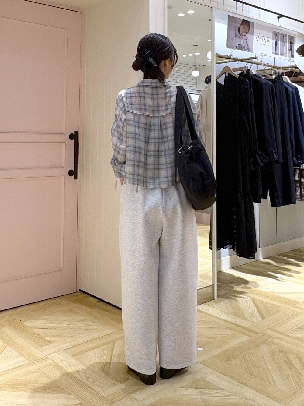 グレー系のスウェットパンツ、ブラック系のローファー、ブラック系のトートバッグを着用したレディースの春コーディネートの3枚目の写真