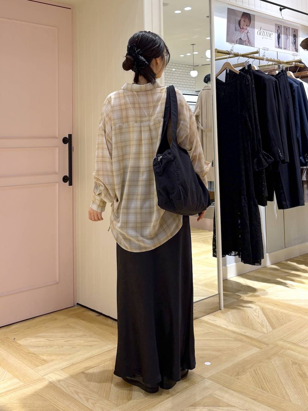 ホワイト系のTシャツ/カットソー、ブラック系のスカート、ブラック系のローファーを着用したレディースの春コーディネートの3枚目の写真