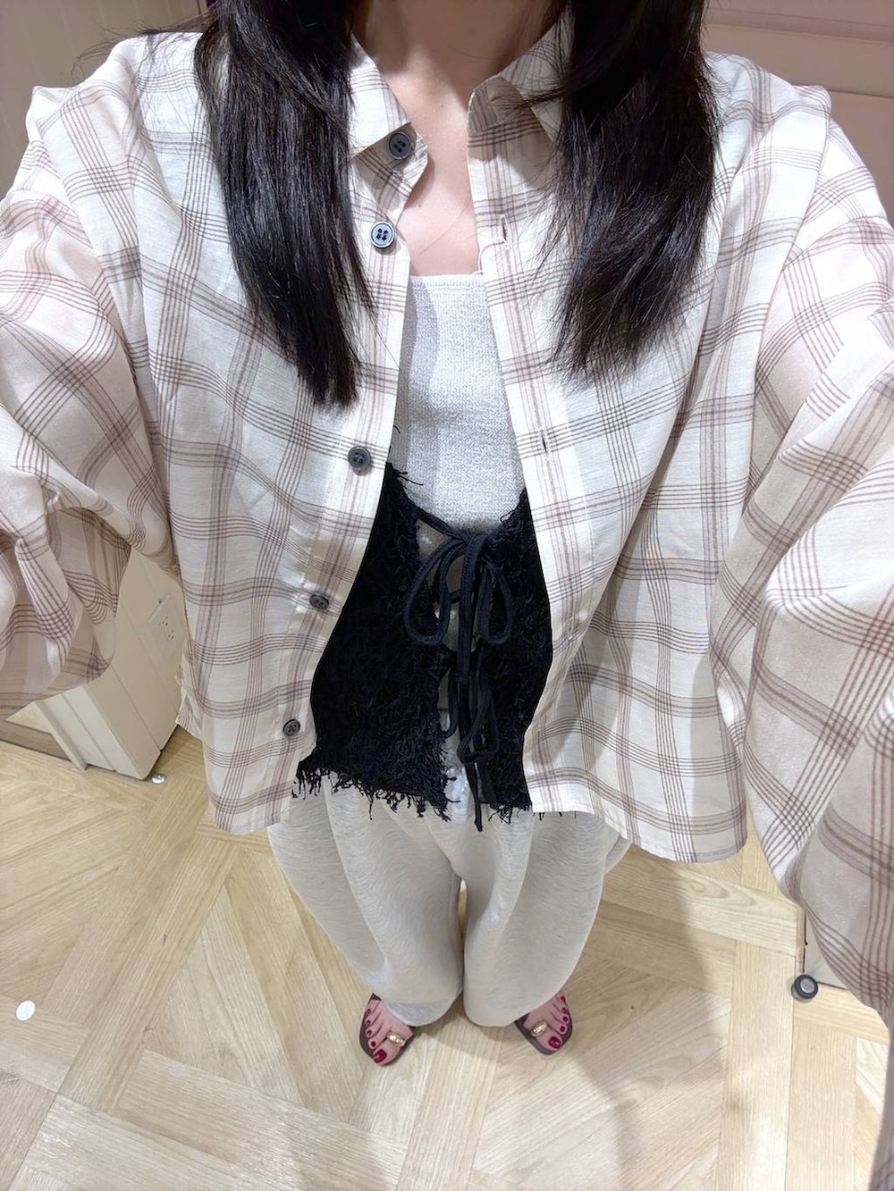 グレー系のスウェットパンツ、シルバー系のタンクトップ、ベージュ系のシャツ/ブラウスを着用したレディースの夏コーディネートの2枚目の写真