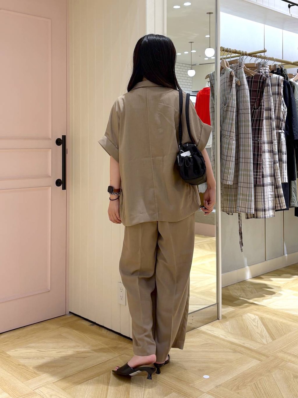 ホワイト系のTシャツ/カットソー、ベージュ系のテーラードジャケット、ベージュ系のスラックスを着用したレディースの夏コーディネートの3枚目の写真