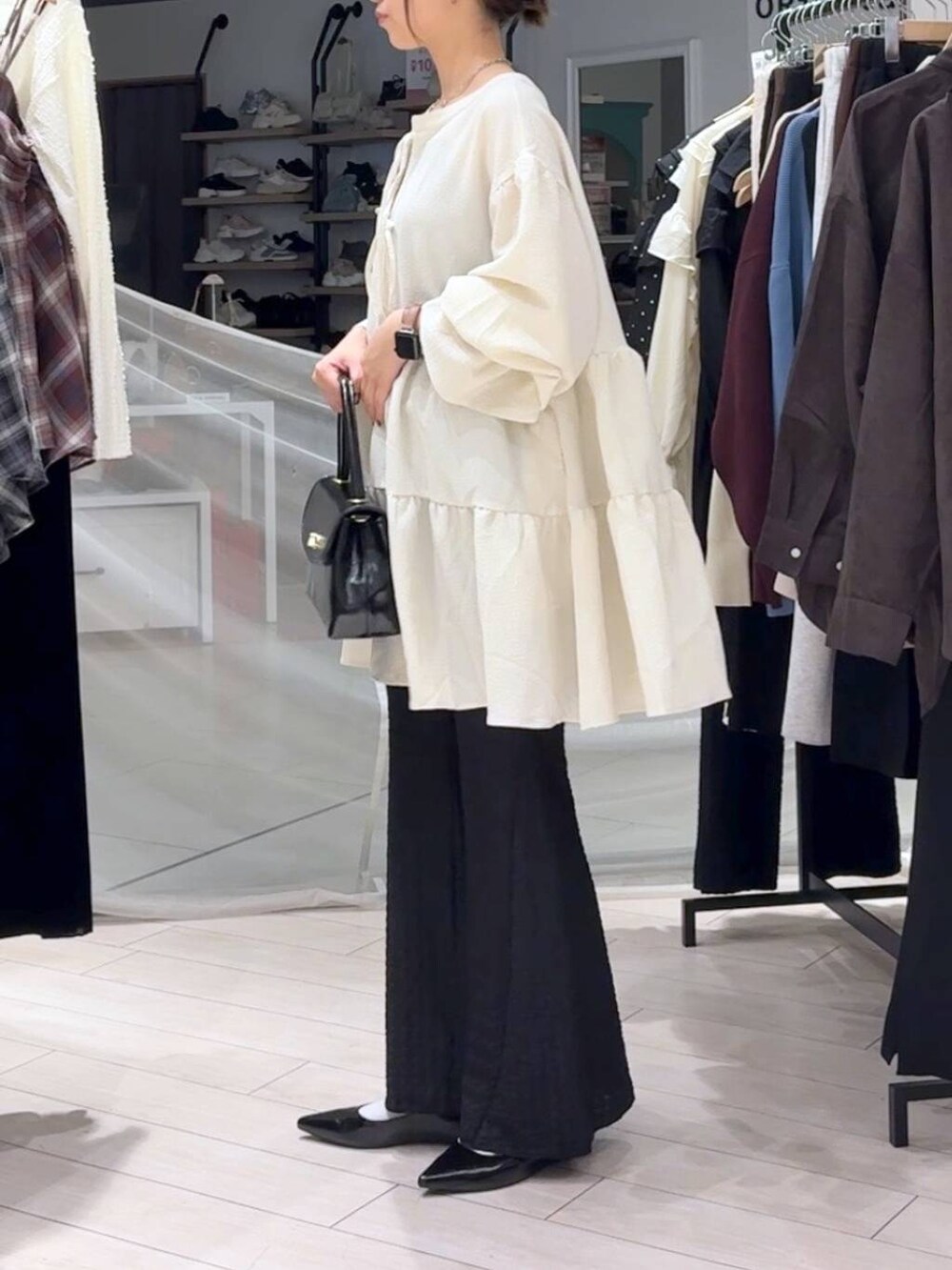 その他のその他パンツ、ブラック系のボストンバッグ、ブラック系のパンプスを着用したレディースの秋コーディネートの2枚目の写真