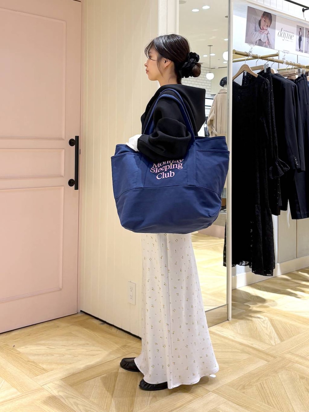 ホワイト系のスカート、ホワイト系のTシャツ/カットソー、ブラック系のローファーを着用したレディースの春コーディネートの2枚目の写真