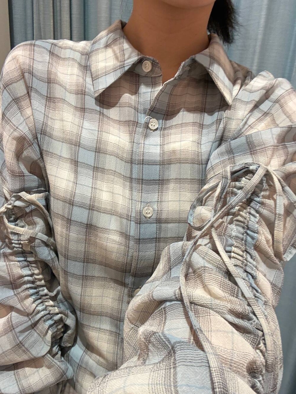 グレー系のスウェットパンツ、ブラック系のローファー、ブラック系のトートバッグを着用したレディースの春コーディネートの6枚目の写真