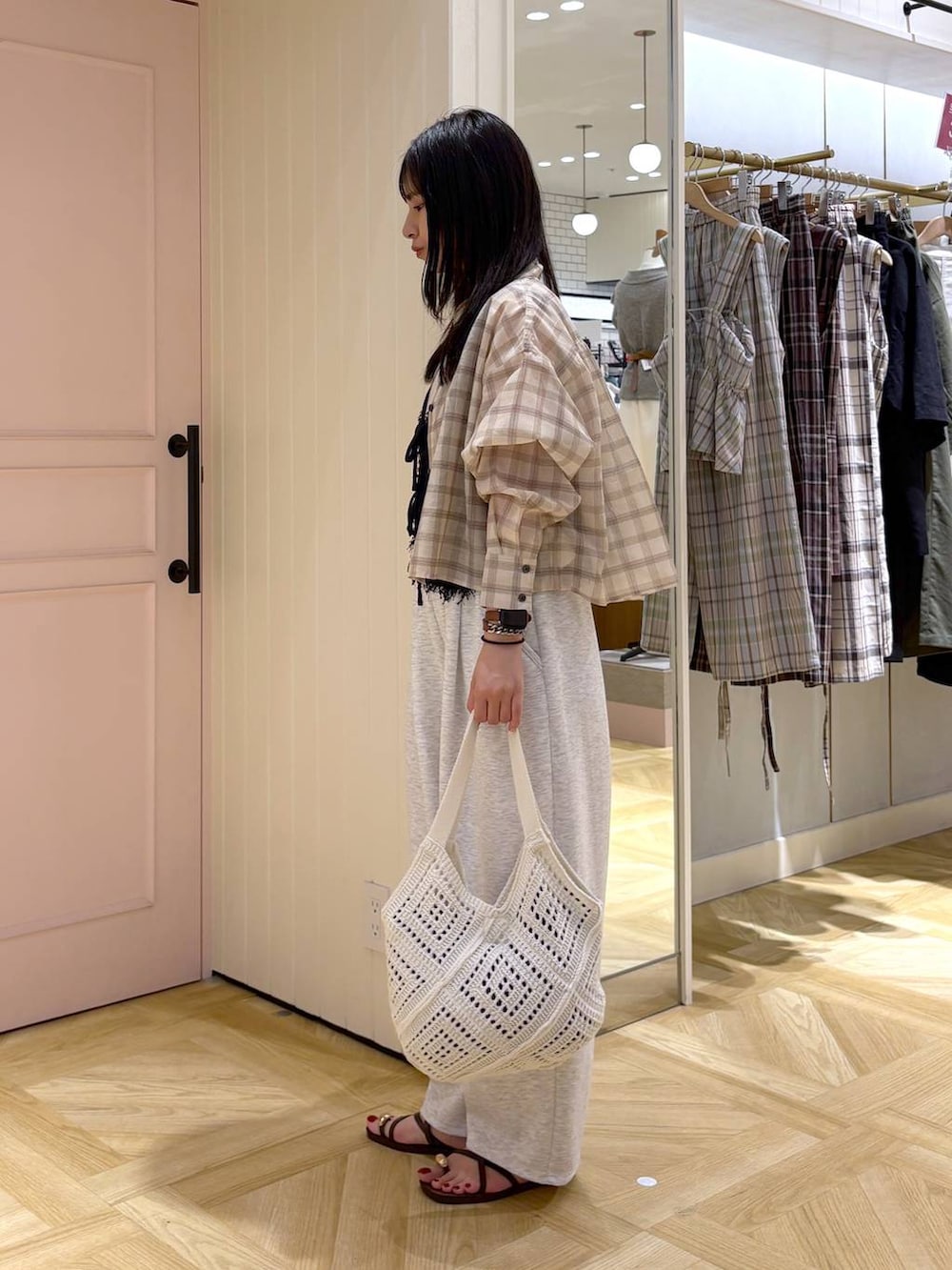 グレー系のスウェットパンツ、シルバー系のタンクトップ、ベージュ系のシャツ/ブラウスを着用したレディースの夏コーディネートの3枚目の写真