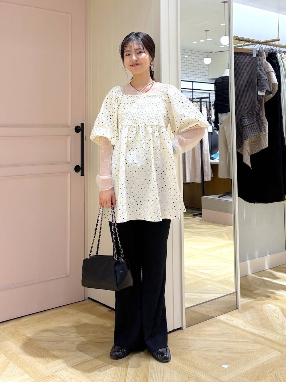 ブラック系のショルダーバッグ、ブラック系のローファー、ブラック系のその他パンツを着用したレディースの春コーディネートの4枚目の写真