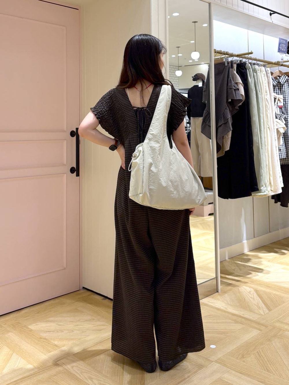 ブラウン系のサロペット/オーバーオール、ブラック系のパンプス、グレー系のタンクトップを着用したレディースの春コーディネートの3枚目の写真