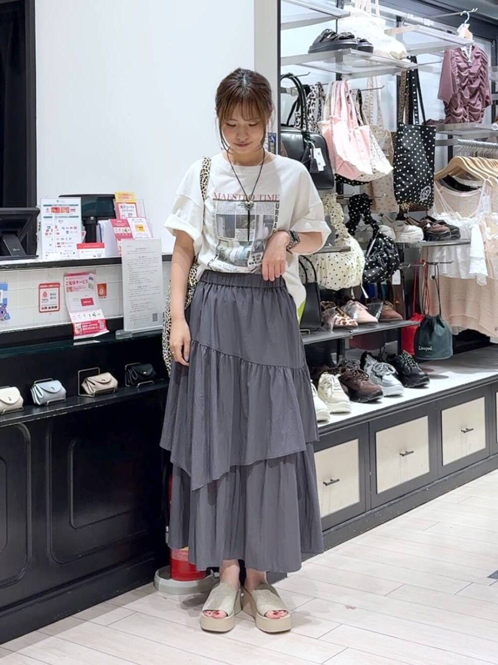 ホワイト系のサンダル、その他のトートバッグ、ホワイト系のTシャツ/カットソーを着用したレディースの夏コーディネートの3枚目の写真