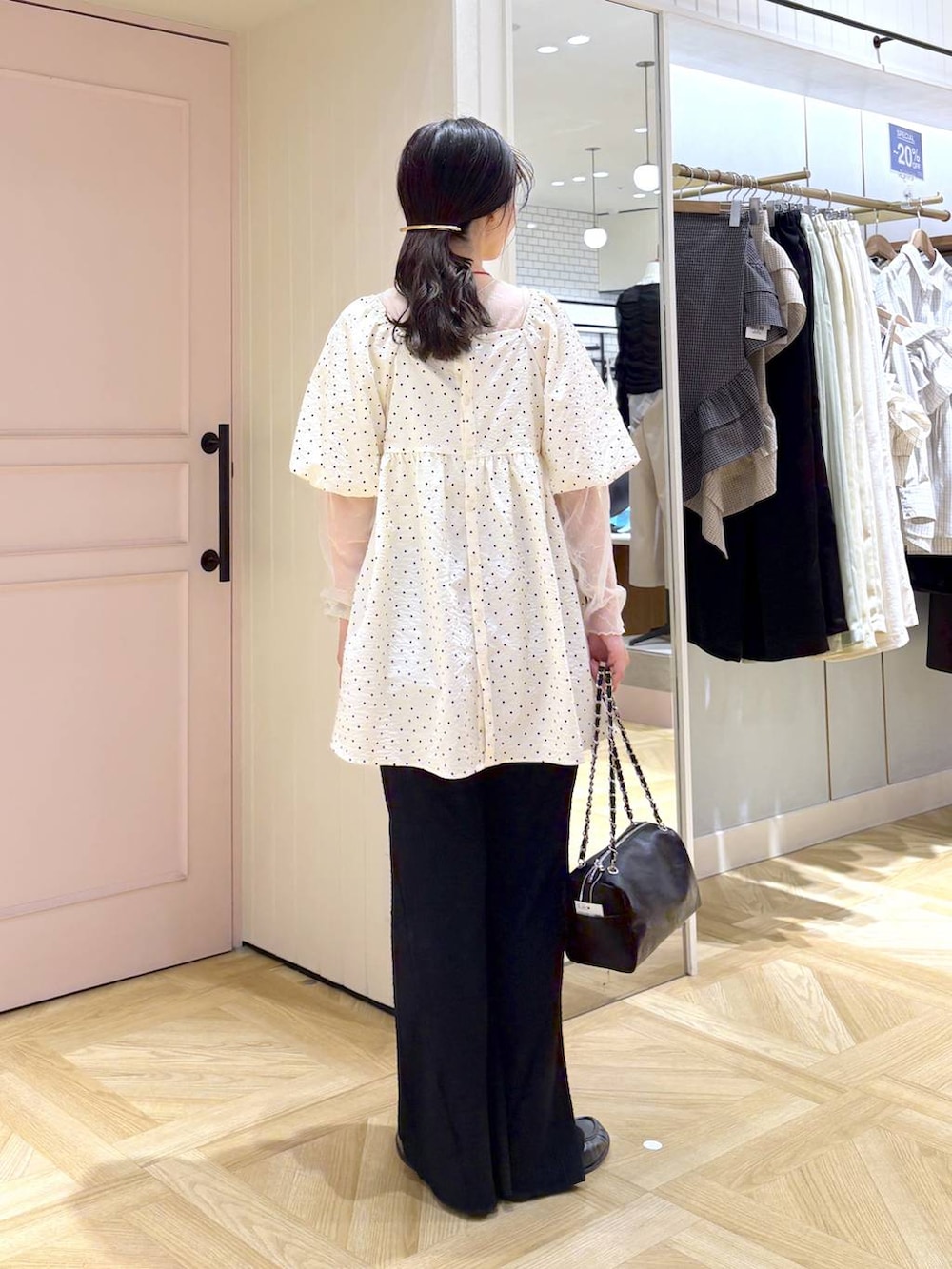 ブラック系のショルダーバッグ、ブラック系のローファー、ブラック系のその他パンツを着用したレディースの春コーディネートの3枚目の写真