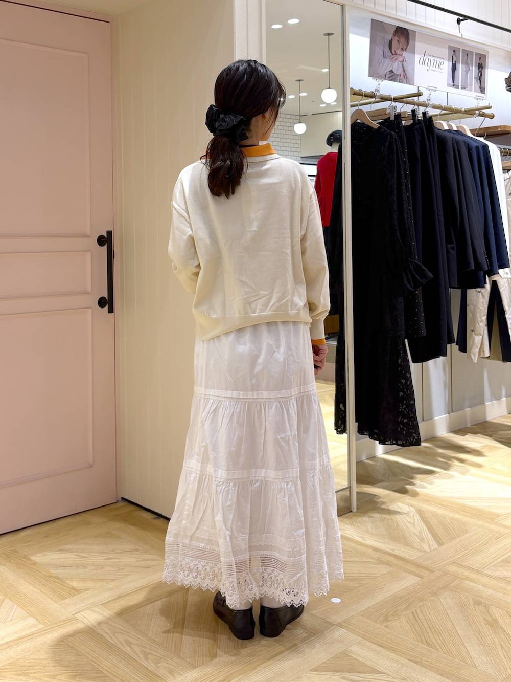 ブラック系のローファー、ホワイト系のスカート、ホワイト系のニット/セーターを着用したレディースの春コーディネートの3枚目の写真