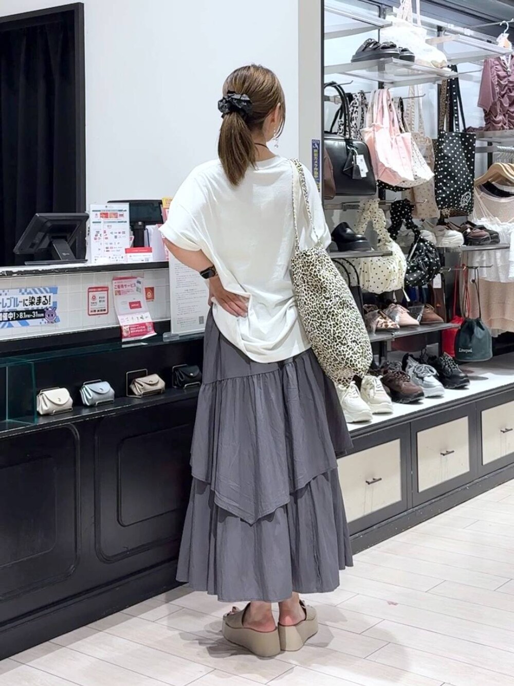 ホワイト系のサンダル、その他のトートバッグ、ホワイト系のTシャツ/カットソーを着用したレディースの夏コーディネートの2枚目の写真