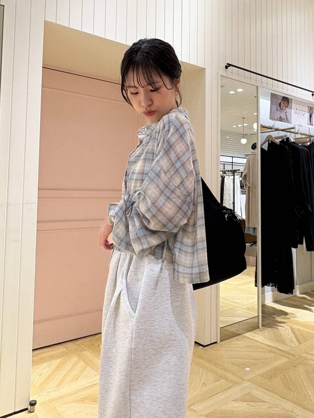 グレー系のスウェットパンツ、ブラック系のローファー、ブラック系のトートバッグを着用したレディースの春コーディネートの5枚目の写真