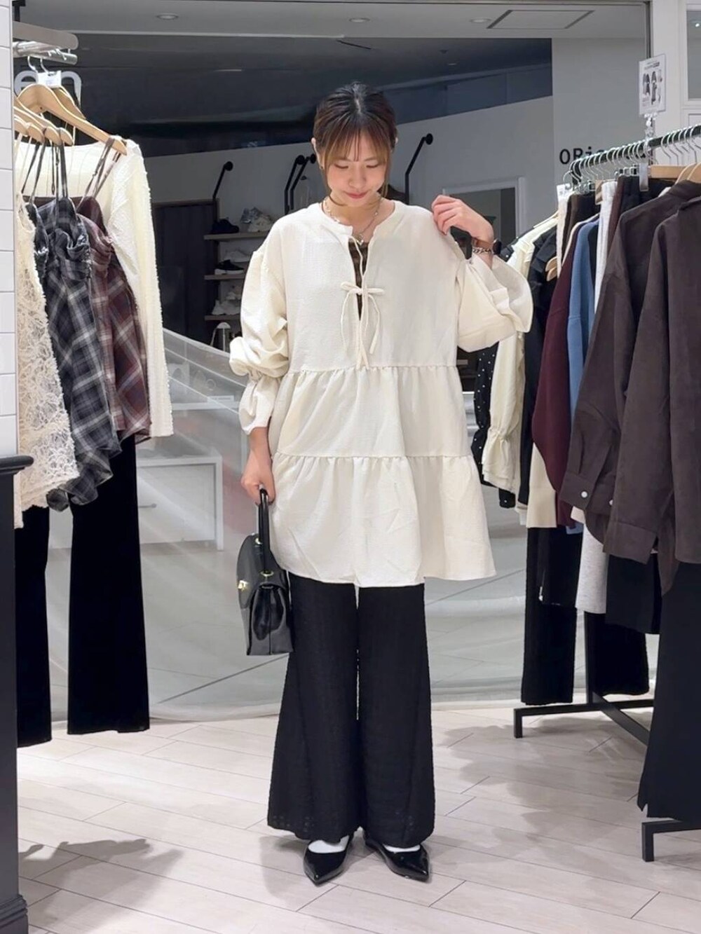 その他のその他パンツ、ブラック系のボストンバッグ、ブラック系のパンプスを着用したレディースの秋コーディネートの4枚目の写真