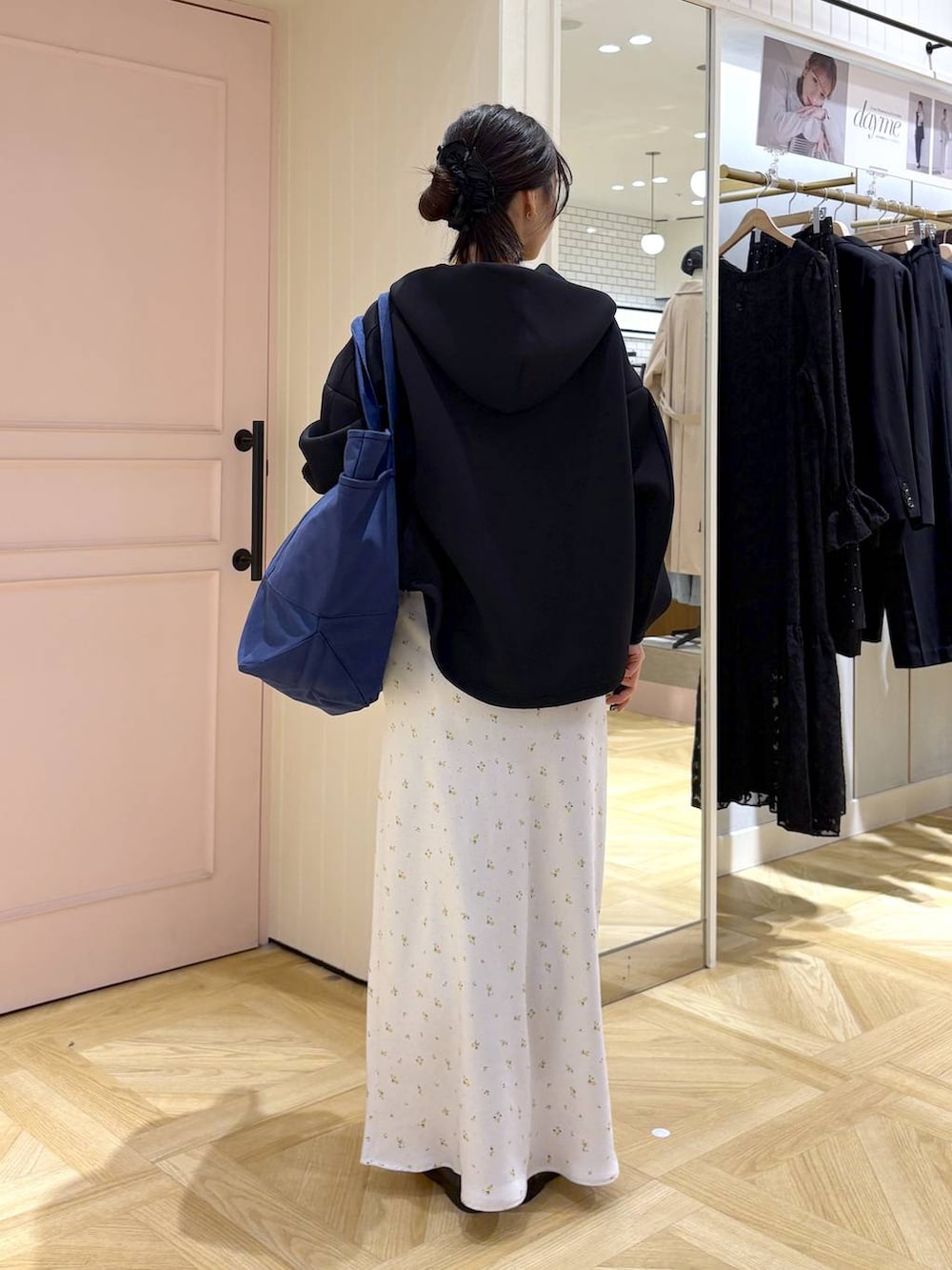 ホワイト系のスカート、ホワイト系のTシャツ/カットソー、ブラック系のローファーを着用したレディースの春コーディネートの3枚目の写真