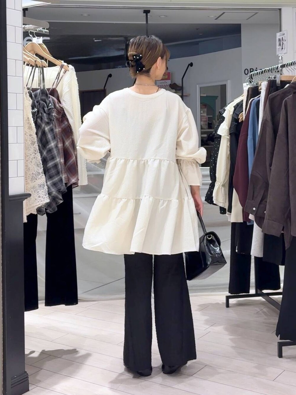 その他のその他パンツ、ブラック系のボストンバッグ、ブラック系のパンプスを着用したレディースの秋コーディネートの3枚目の写真