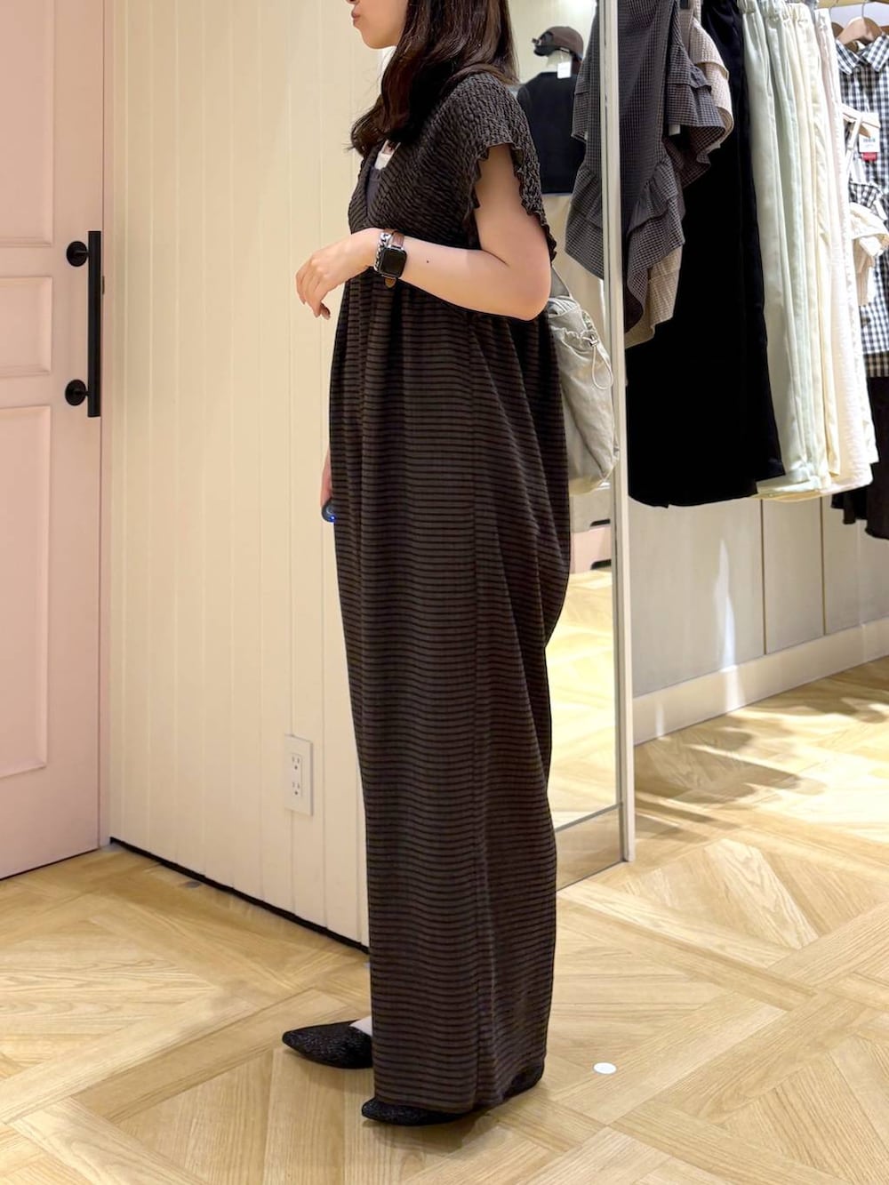 ブラウン系のサロペット/オーバーオール、ブラック系のパンプス、グレー系のタンクトップを着用したレディースの春コーディネートの2枚目の写真