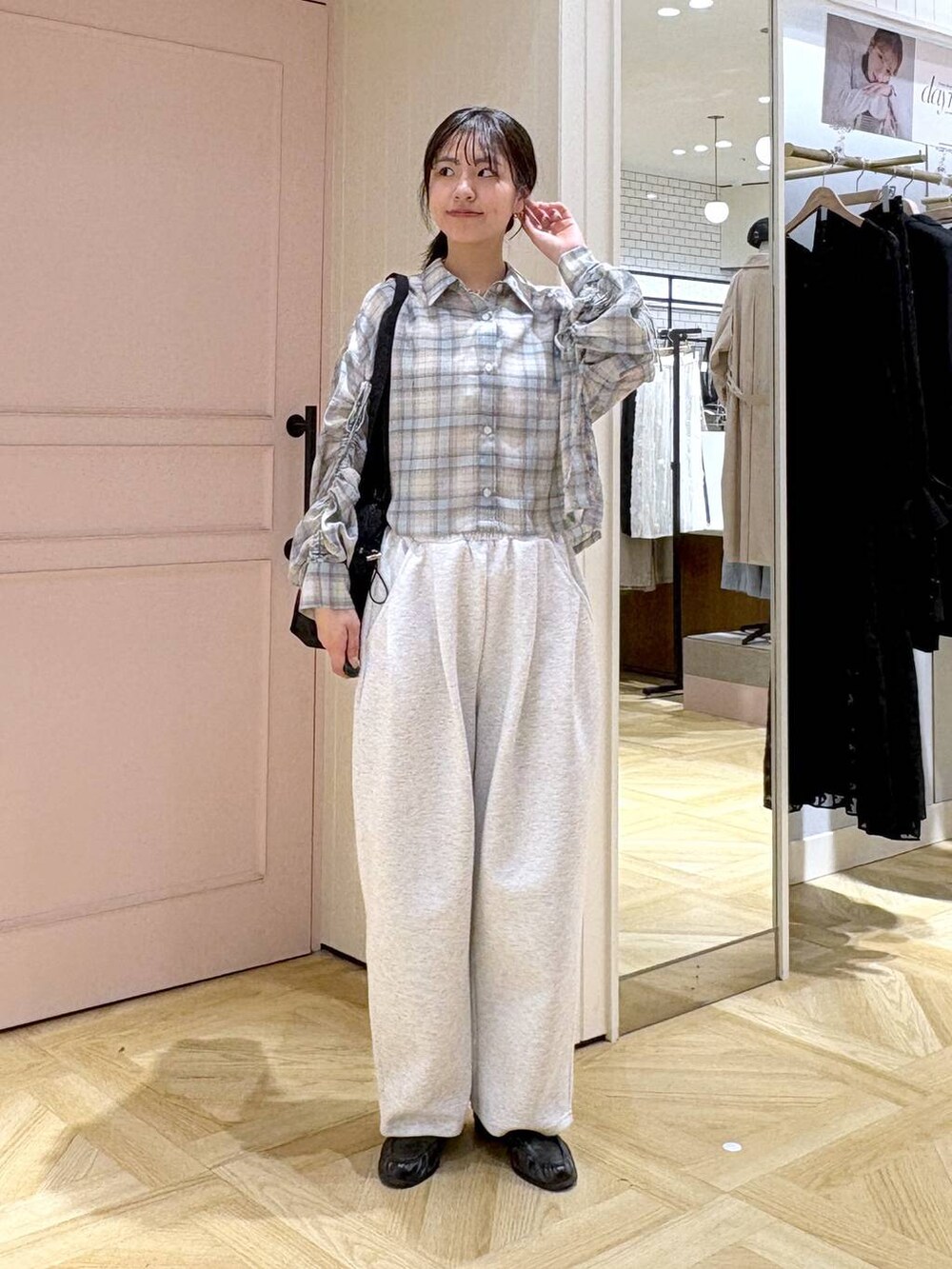 グレー系のスウェットパンツ、ブラック系のローファー、ブラック系のトートバッグを着用したレディースの春コーディネートの4枚目の写真