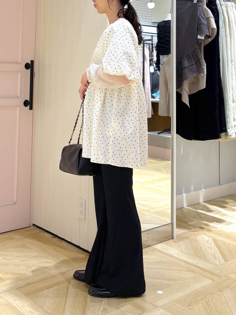 ブラック系のショルダーバッグ、ブラック系のローファー、ブラック系のその他パンツを着用したレディースの春コーディネートの2枚目の写真