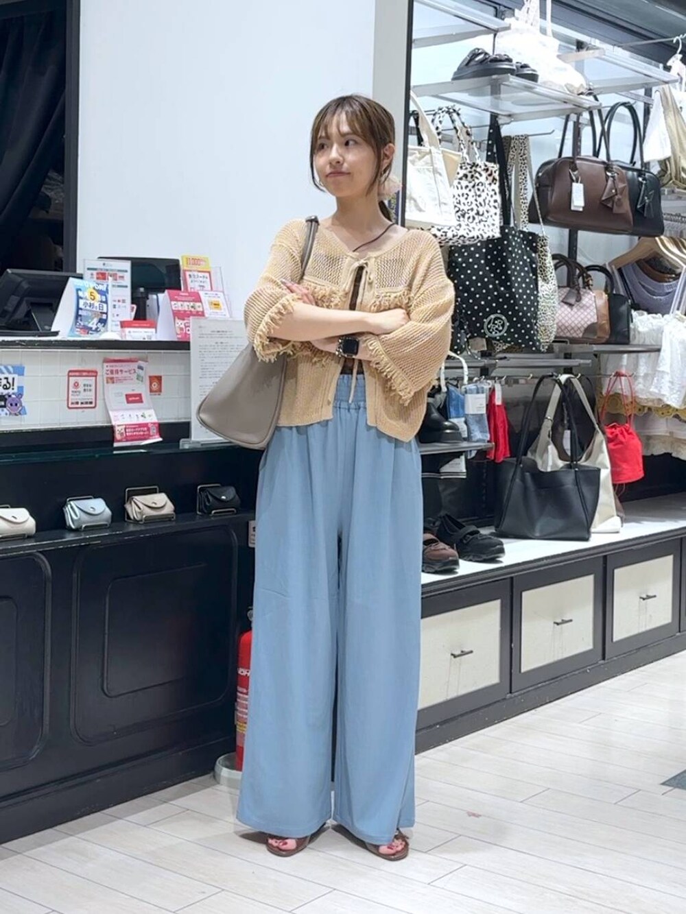 ブラウン系のサンダル、ベージュ系のカーディガン/ボレロ、ベージュ系のショルダーバッグを着用したレディースの夏コーディネートの4枚目の写真