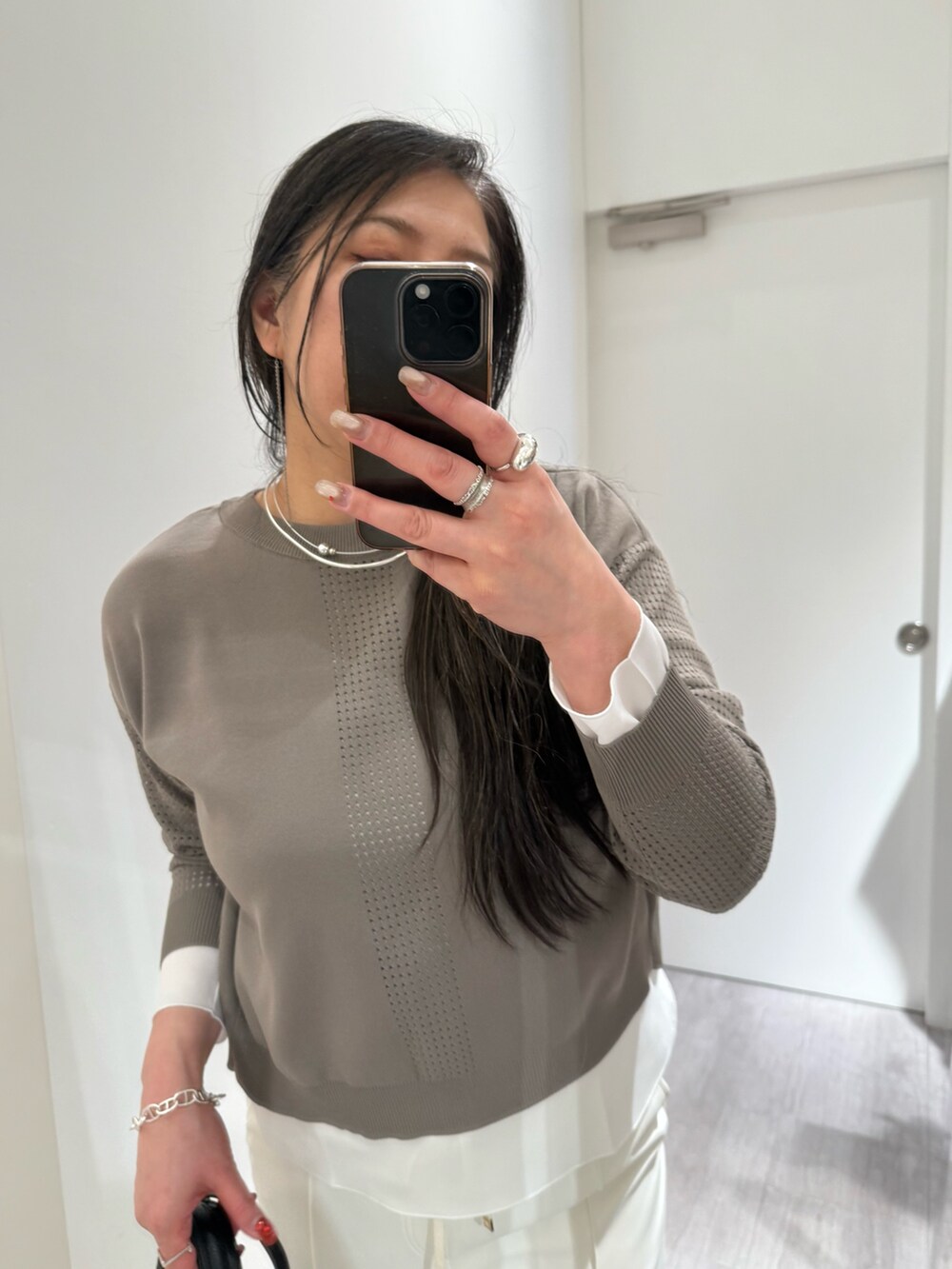 ホワイト系のTシャツ/カットソー、グレー系のカーディガン/ボレロ、ホワイト系のその他パンツを着用したレディースの冬コーディネートの2枚目の写真