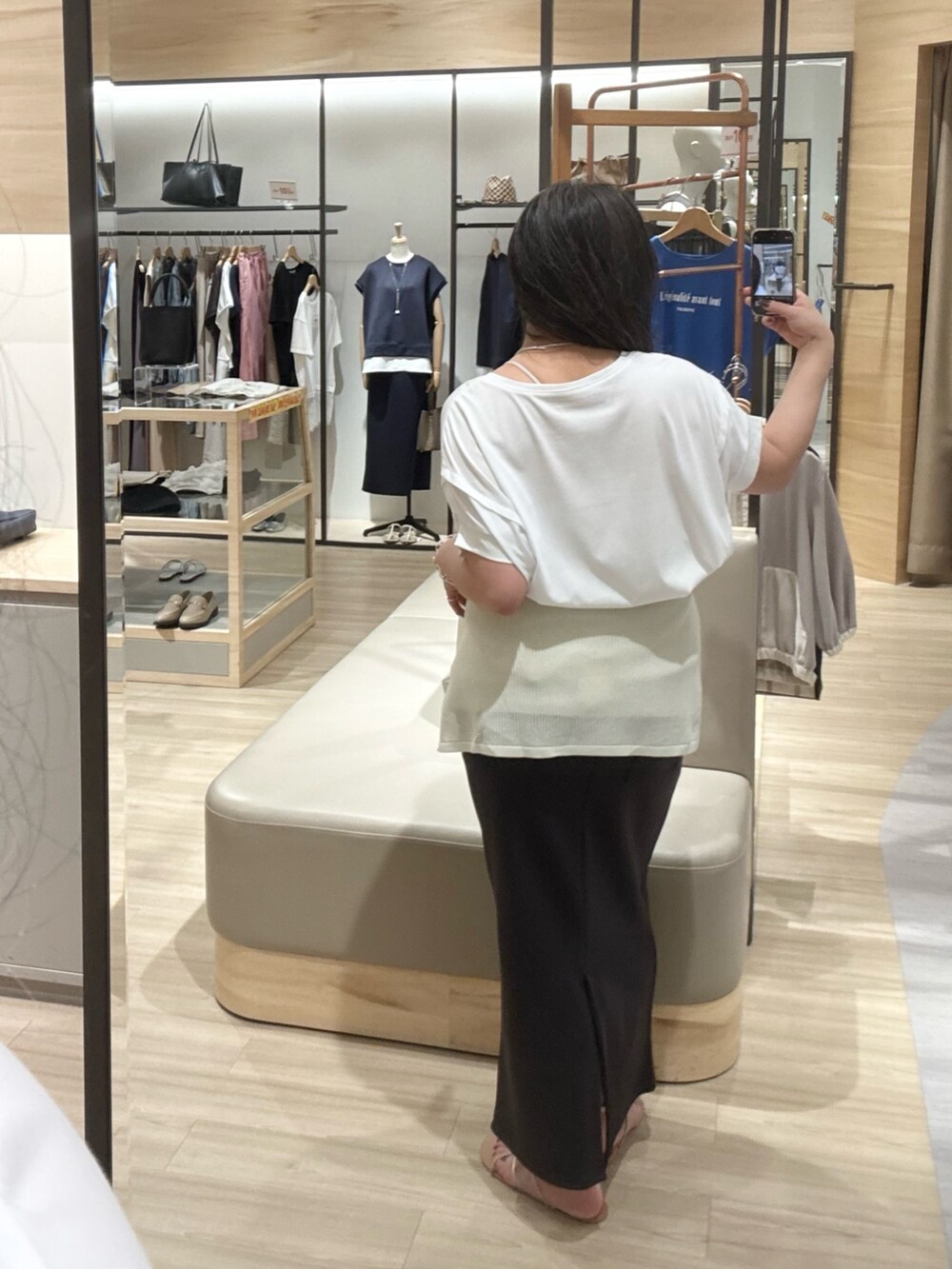 ホワイト系のTシャツ/カットソー、ホワイト系のニット/セーター、グレー系のワンピースを着用したレディースの夏コーディネートの2枚目の写真