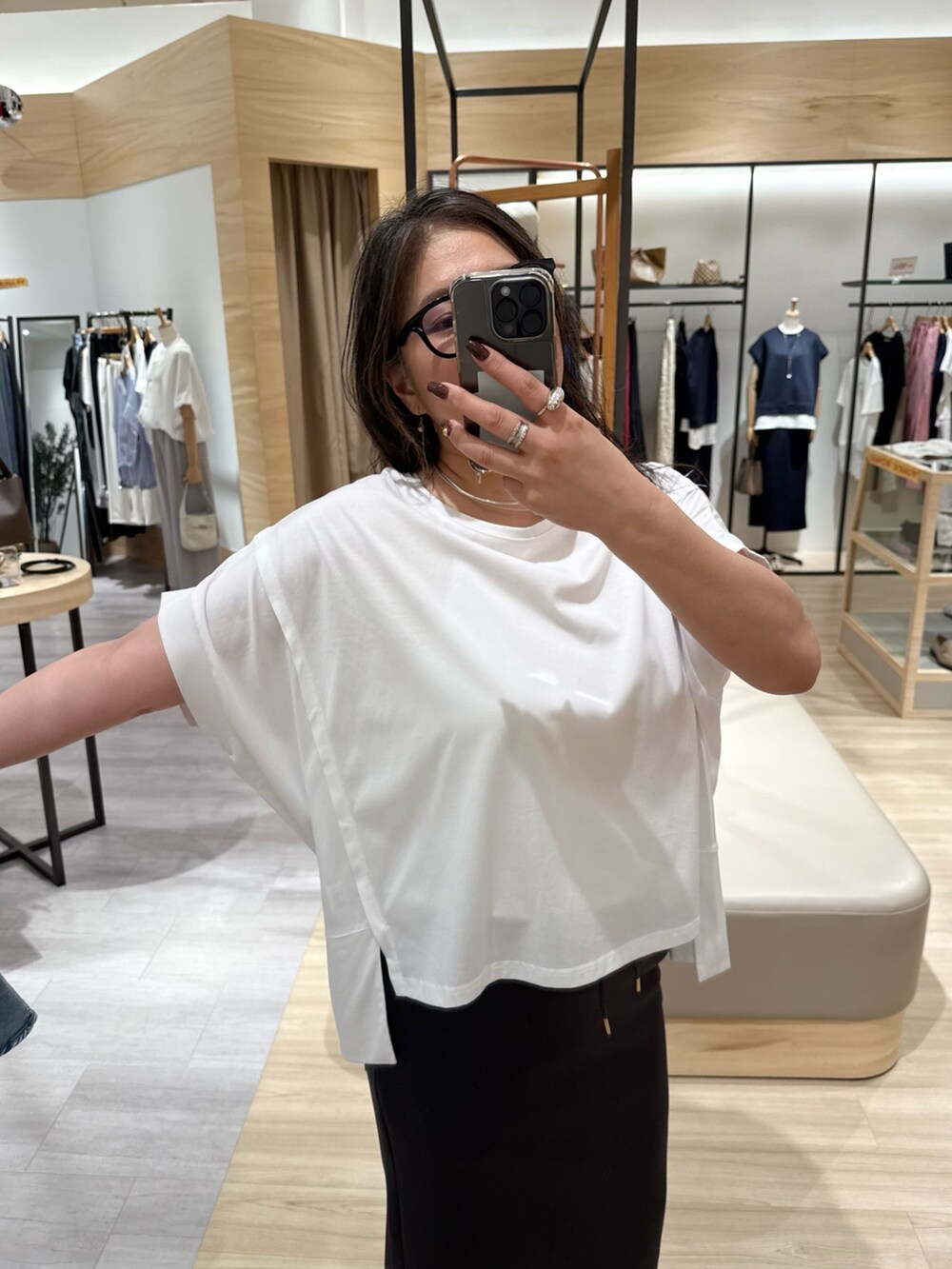 ホワイト系のTシャツ/カットソー、ホワイト系のニット/セーター、グレー系のワンピースを着用したレディースの夏コーディネートの3枚目の写真