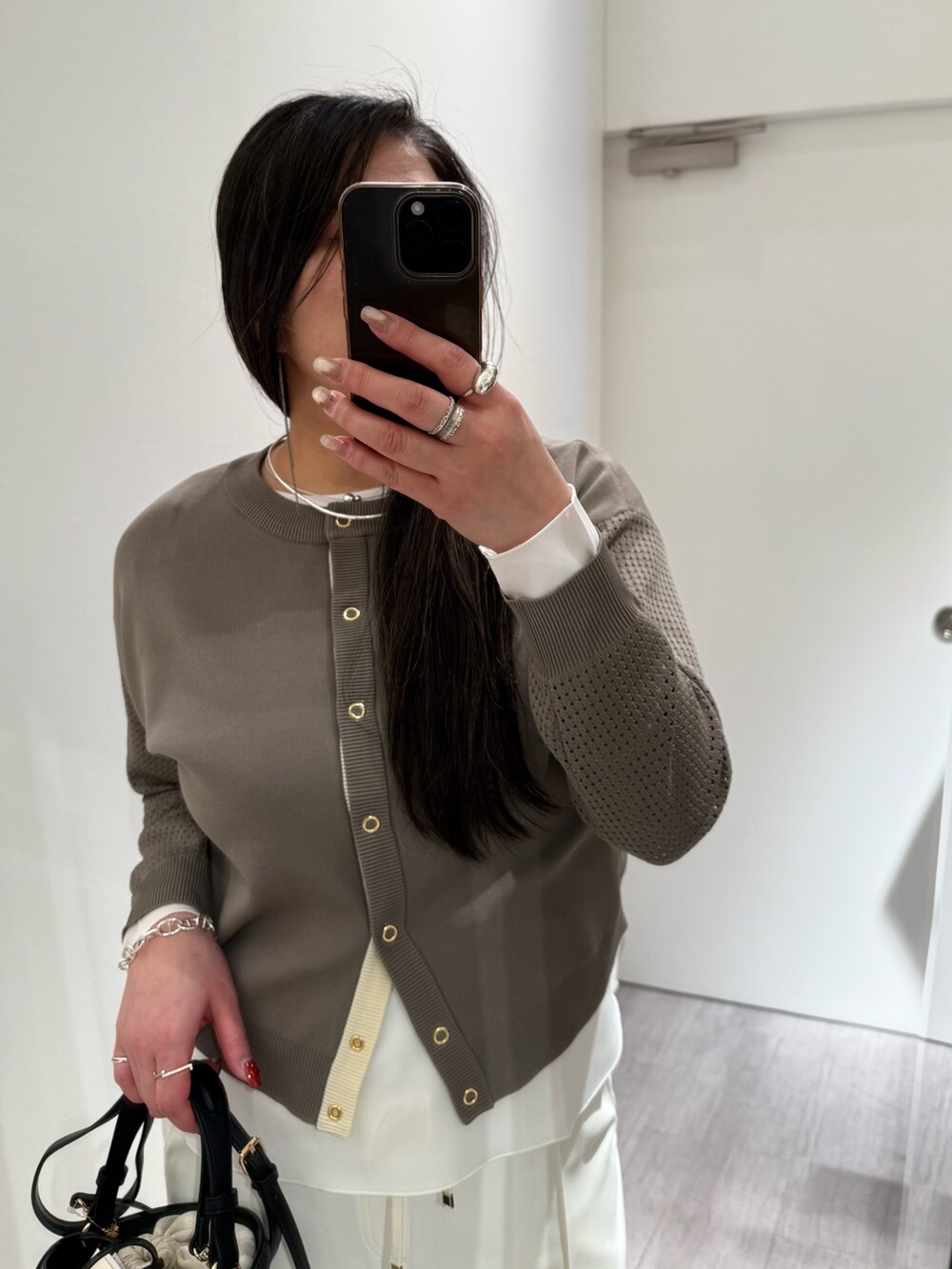 ホワイト系のTシャツ/カットソー、グレー系のカーディガン/ボレロ、ホワイト系のその他パンツを着用したレディースの冬コーディネートの7枚目の写真