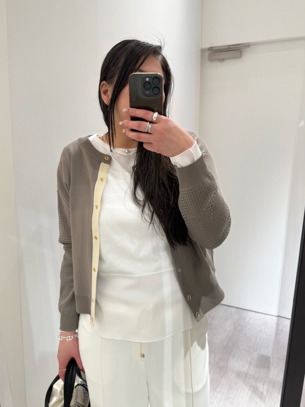 ホワイト系のTシャツ/カットソー、グレー系のカーディガン/ボレロ、ホワイト系のその他パンツを着用したレディースの冬コーディネートの9枚目の写真