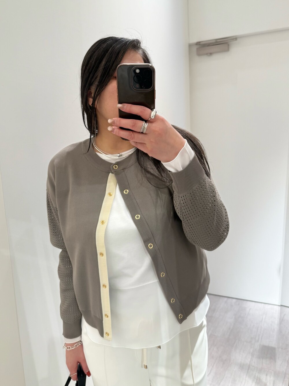 ホワイト系のTシャツ/カットソー、グレー系のカーディガン/ボレロ、ホワイト系のその他パンツを着用したレディースの冬コーディネートの8枚目の写真