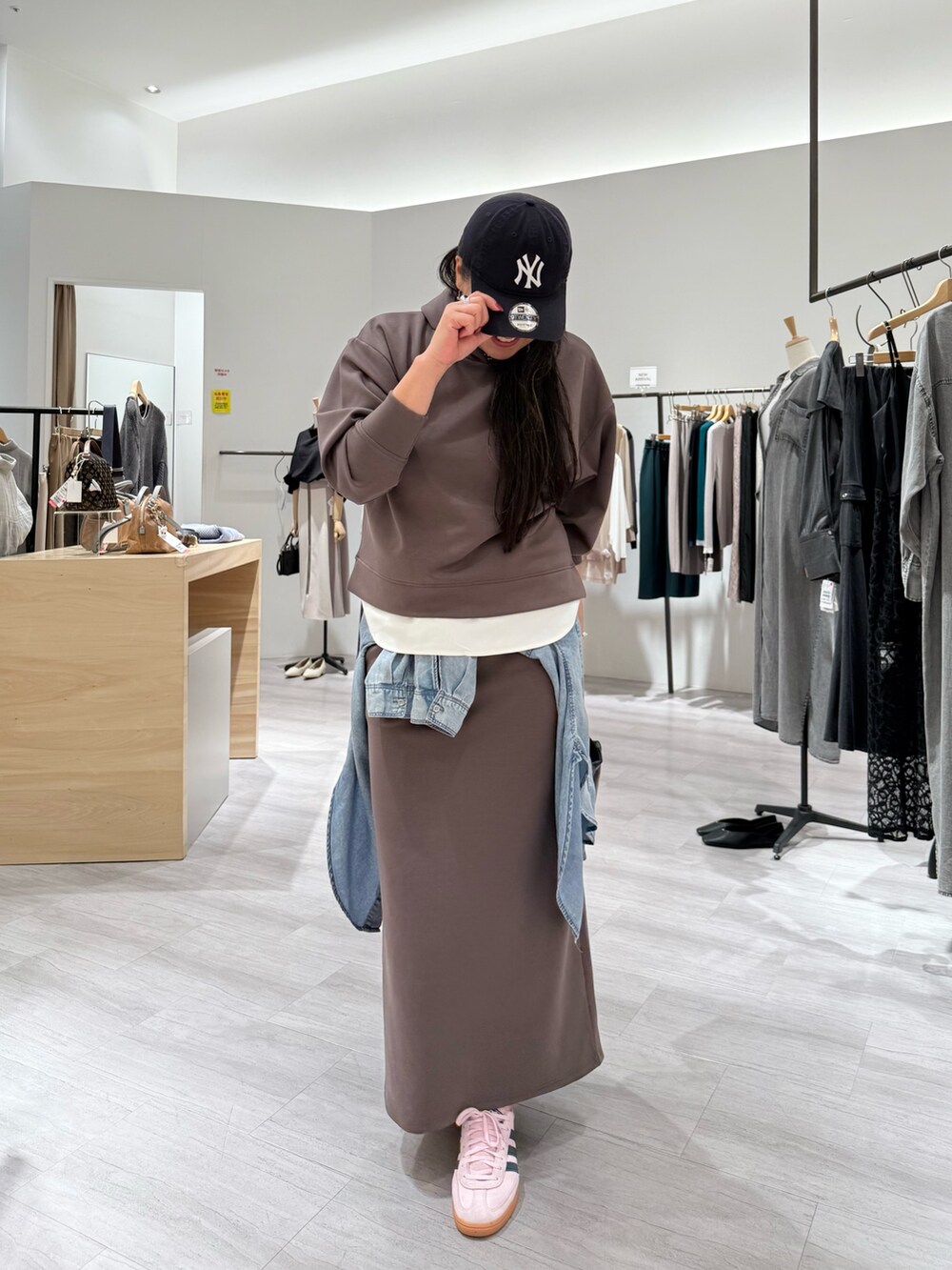 グレー系のワンピース、ブルー系のシャツ/ブラウス、ブラック系のトートバッグを着用したレディースの秋コーディネートの6枚目の写真
