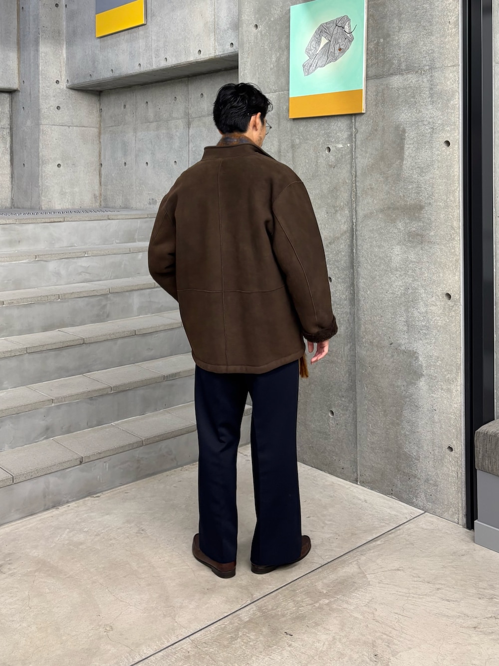 ブラウン系のその他アウター、ブルー系のその他パンツ、グレー系のマフラーを着用したメンズの秋コーディネートの6枚目の写真