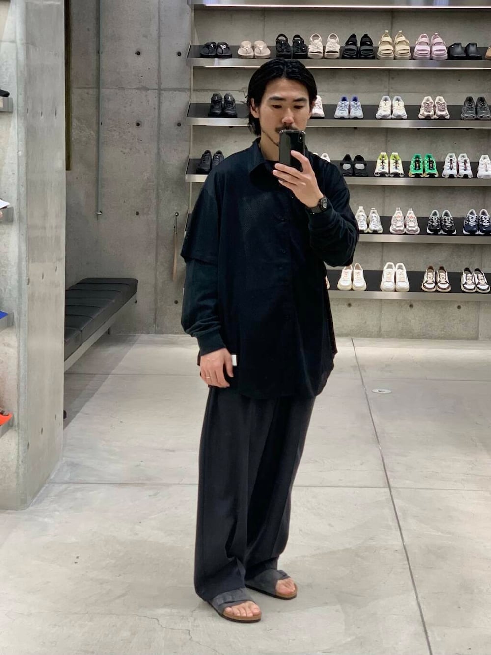「大人カジュアル、ワイドパンツ、Tシャツ、オーバーサイズ、イージーパンツ、別注、ロンT、機能素材、春コーデ、夏コーデ、リラックス、メッシュ、シャツコーデ、ビルケン、グラフィックt」｜「ATONの『別注』ATON×URBAN RESEARCH　TWO TUCKED EASY PANTS（その他パンツ、グレー系）」を使った、KUROKAWA DAIKIさん（メンズ・168cm）の春コーディネートの2枚目の写真