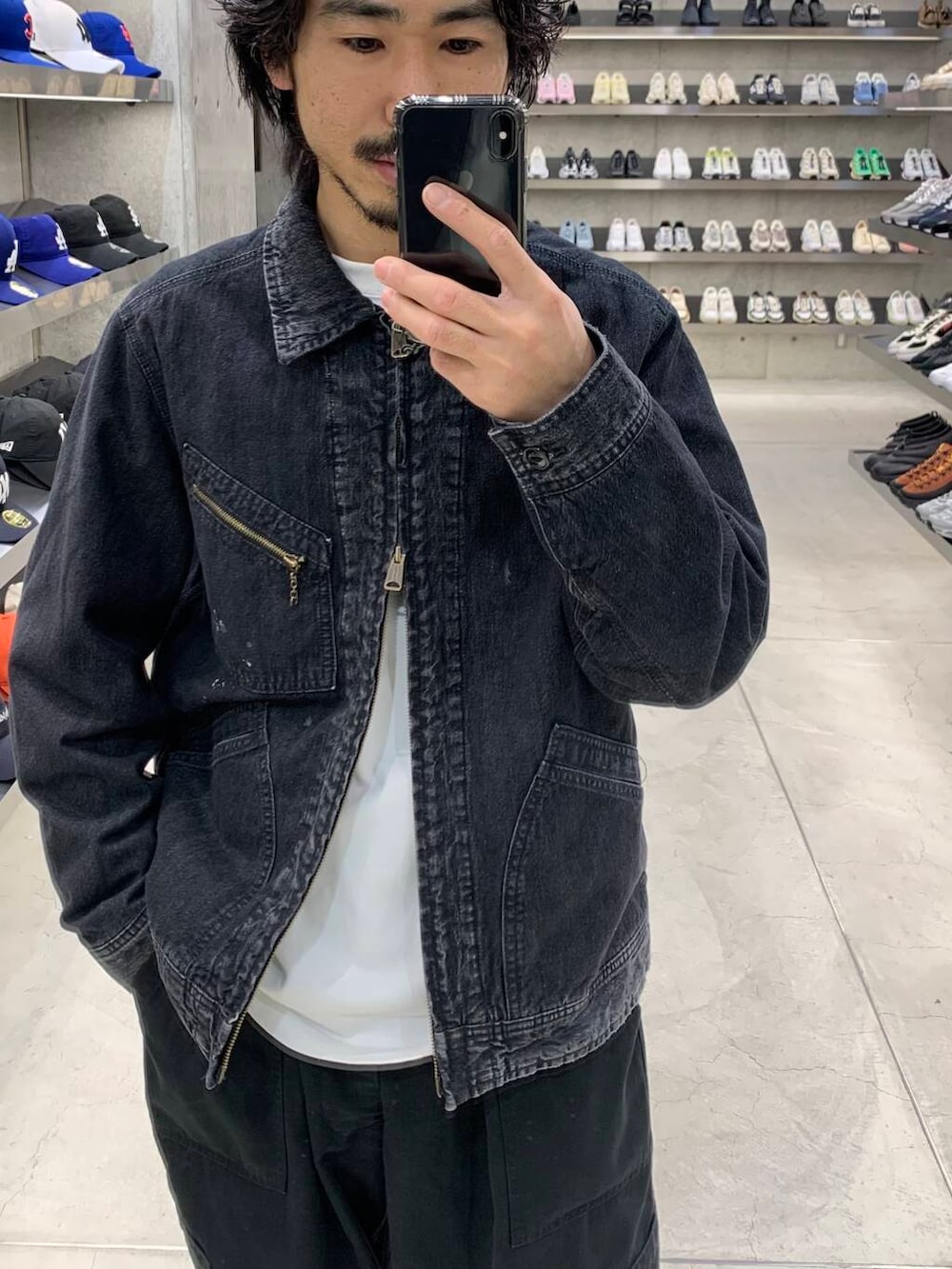 ブラック系のデニムジャケット、ブラック系のドレスシューズを着用したメンズの冬コーディネートの2枚目の写真