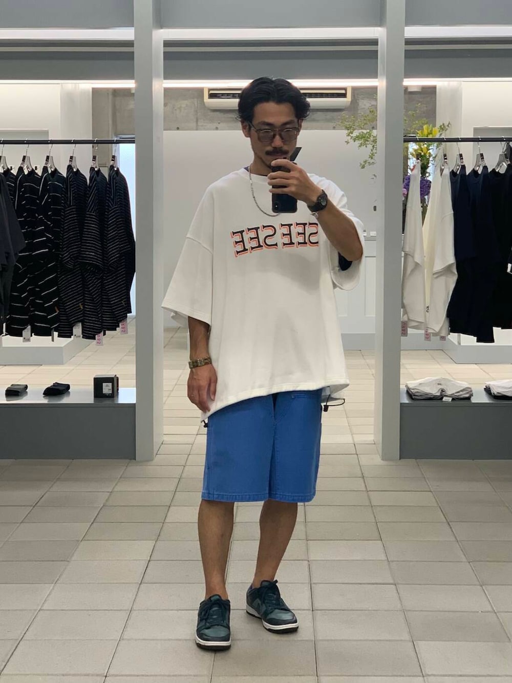 「大人カジュアル、オーバーサイズ、夏コーデ、ショーツ、リラックス、tシャツコーデ、ドローコード、ショーツコーデ、大人リラックス、lotto、ロット、カラーショーツ」｜「LOTTOのLOTTO　DOUBLE KNEE SHORTS（その他パンツ、ブルー系）」を使った、KUROKAWA DAIKIさん（メンズ・168cm）の夏コーディネートの6枚目の写真