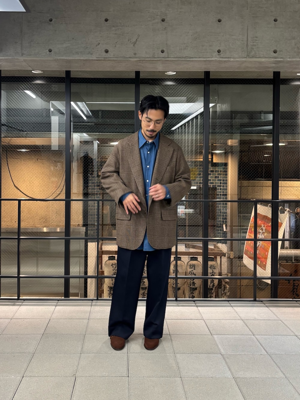 ブルー系のその他パンツ、ブルー系のシャツ/ブラウス、ブラウン系のローファーを着用したメンズの秋コーディネートの2枚目の写真