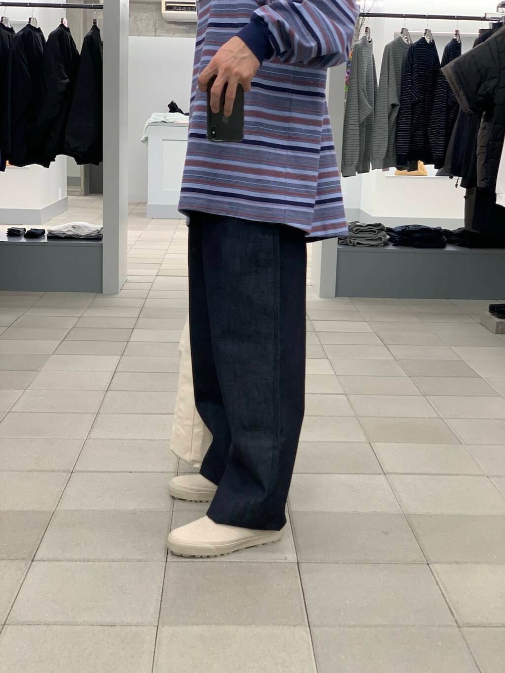 「lee、大人カジュアル、デニム、ワイドパンツ、vans、スラックス、オーバーサイズ、春コーデ、スニーカーコーデ、デニムコーデ、リラックス、URBS、ポリプロイド、大人リラックス、スタッフが狙う春の新作」｜「Leeの『別注』Lee101×URBAN RESEARCH　COWBOYPANTS（デニムパンツ、ブルー系）」を使った、KUROKAWA DAIKIさん（メンズ・168cm）の冬コーディネートの4枚目の写真