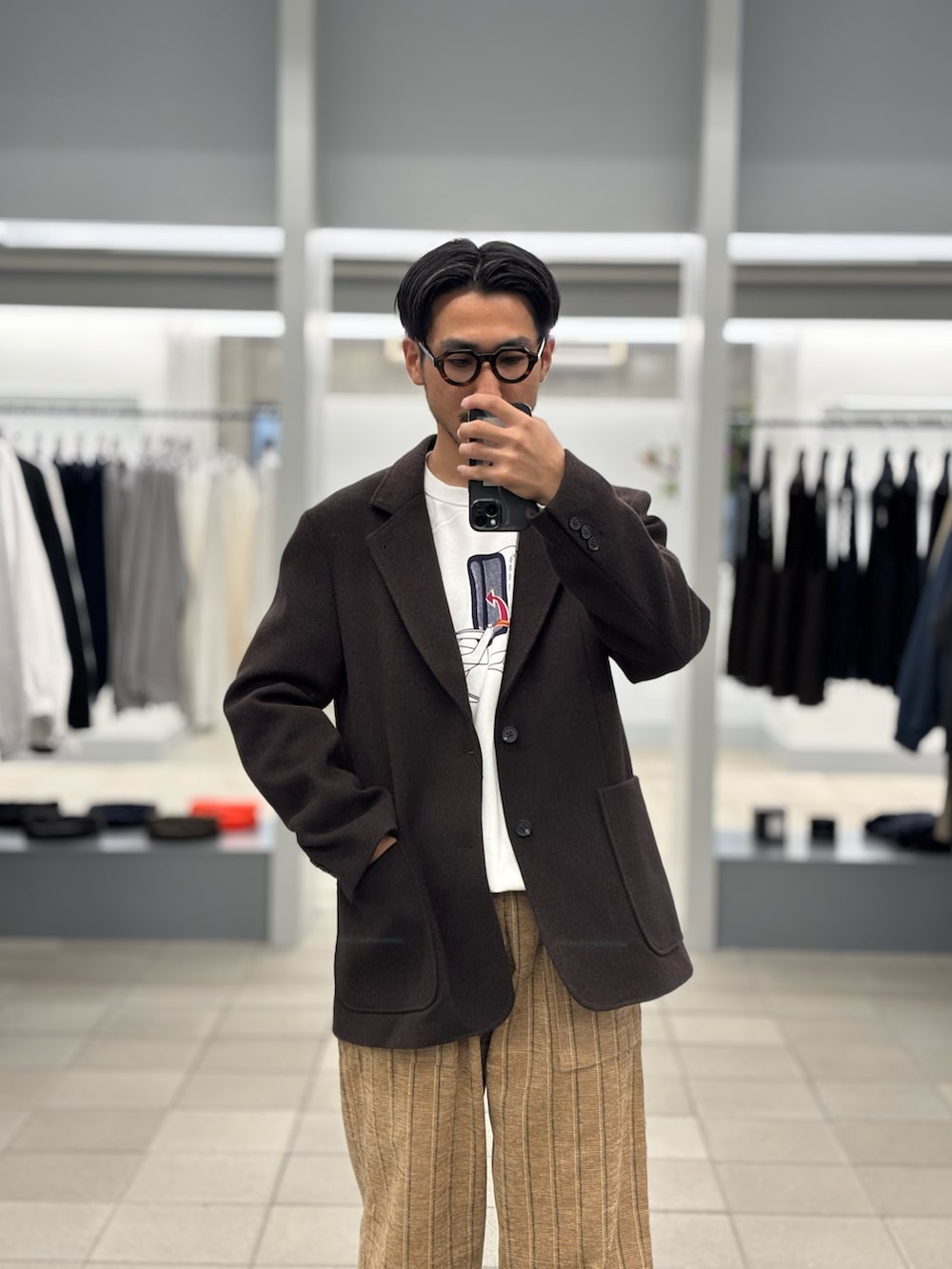 ブラウン系のその他アウター、パープル系のその他パンツ、ブラウン系のローファーを着用したメンズの秋コーディネートの3枚目の写真