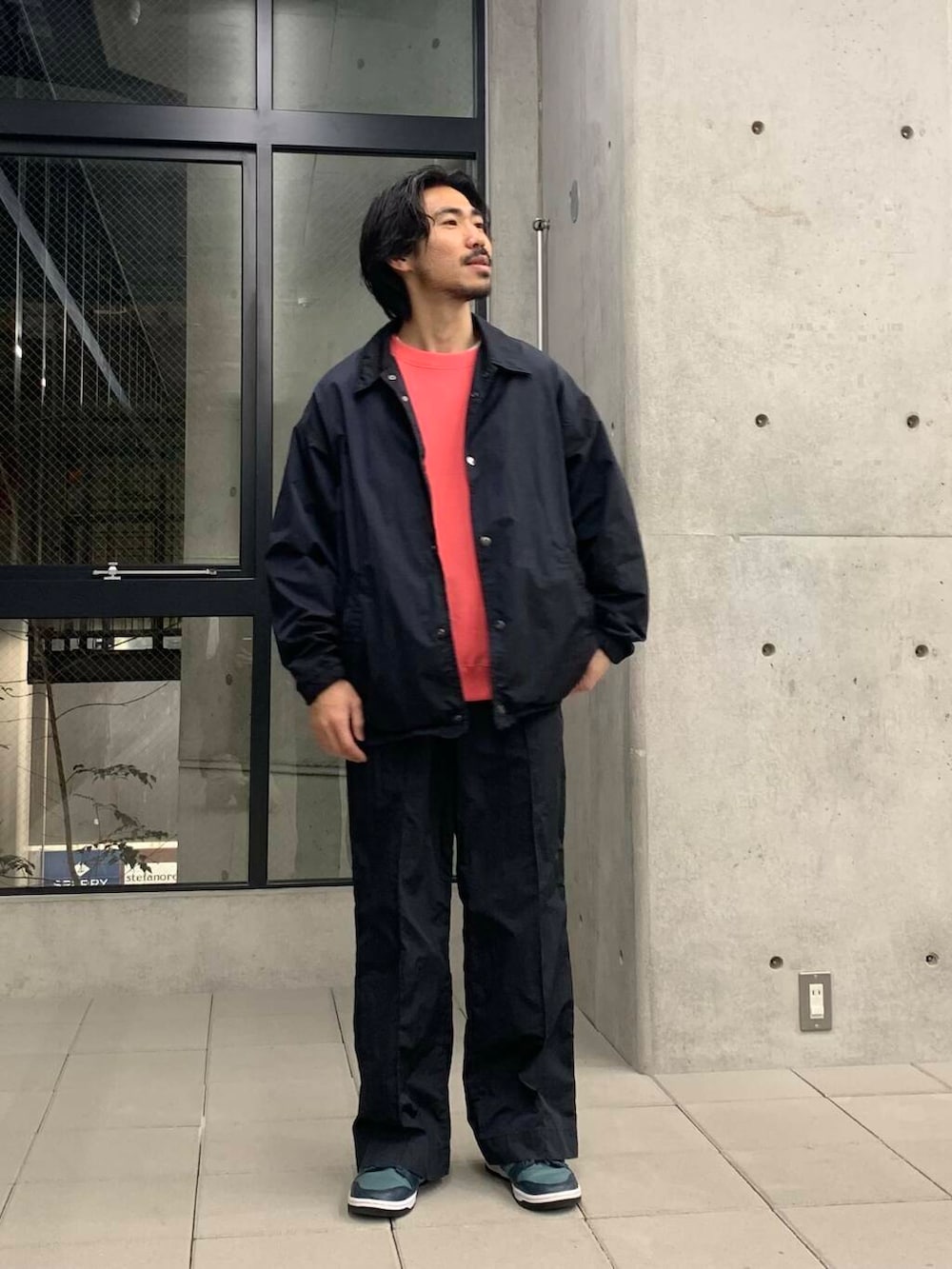 「大人カジュアル、ワイドパンツ、ストリート、オーバーサイズ、イージーパンツ、スウェット、コーチジャケット、春コーデ、スニーカーコーデ、リラックス、羽織り、ナイロンパンツ、widedad、大人リラックス、オススメ春アウター」｜「URBAN RESEARCHのSUPER WIDE SWEAT CREW-NECK（スウェット、ピンク系）」を使った、KUROKAWA DAIKIさん（メンズ・168cm）の春コーディネートの2枚目の写真
