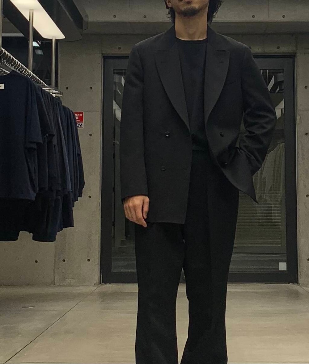 ブラック系のドレスシューズ、ブラック系のTシャツ/カットソー、ブラック系のその他パンツを着用したメンズの冬コーディネートの5枚目の写真