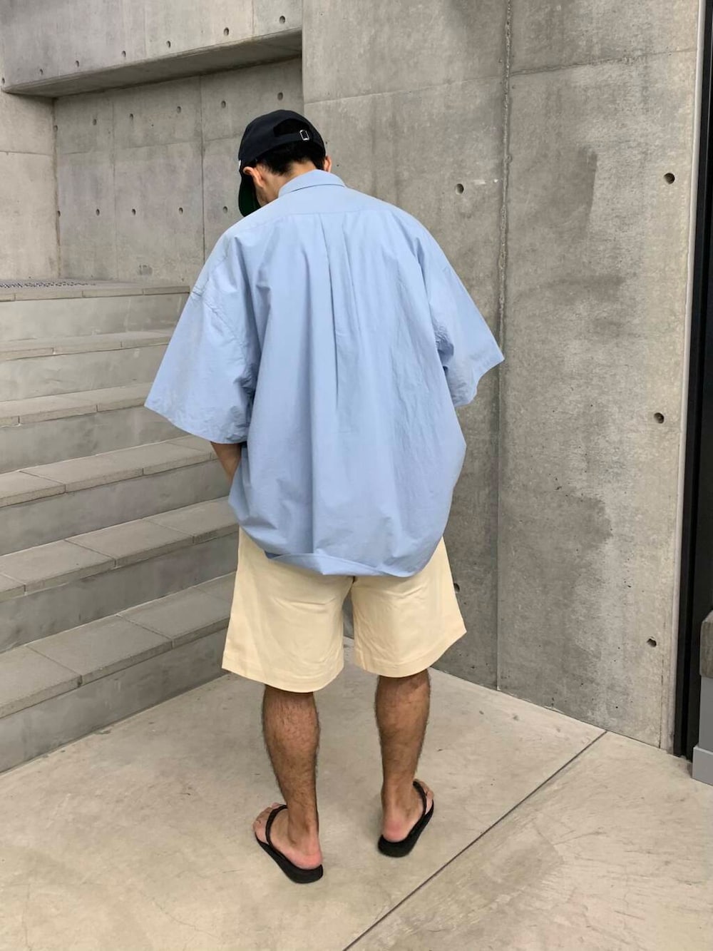 「シャツ、大人カジュアル、ワイドパンツ、オーバーサイズ、イージーパンツ、サンダル、ブルー、夏コーデ、ショーツ、リラックス、シャツコーデ、ショーツコーデ、サマーショーツ、widedad、大人リラックス」｜「guepardのguepard　gp-17（メガネ、グレー系）」を使った、KUROKAWA DAIKIさん（メンズ・168cm）の夏コーディネートの3枚目の写真