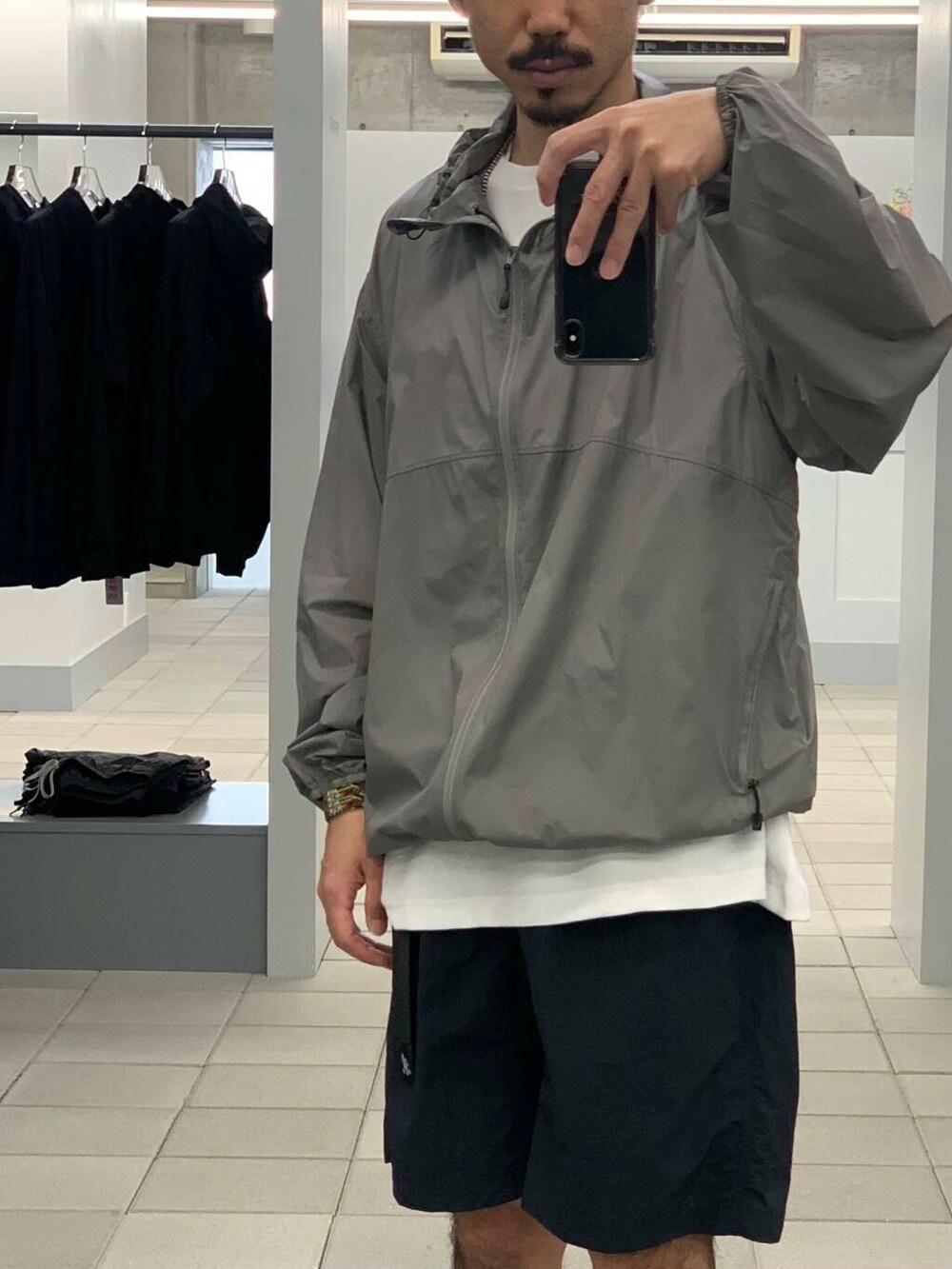 「大人カジュアル、Tシャツ、オーバーサイズ、イージーパンツ、別注、champion、機能素材、グラミチ、スニーカーコーデ、夏コーデ、ショーツ、LOWERCASE、リラックス、tシャツコーデ、asics」｜「GramicciのGramicci / LOWERCASE　NYLON LOOSE SHORT（その他パンツ、ブルー系）」を使った、KUROKAWA DAIKIさん（メンズ・168cm）の春コーディネートの4枚目の写真