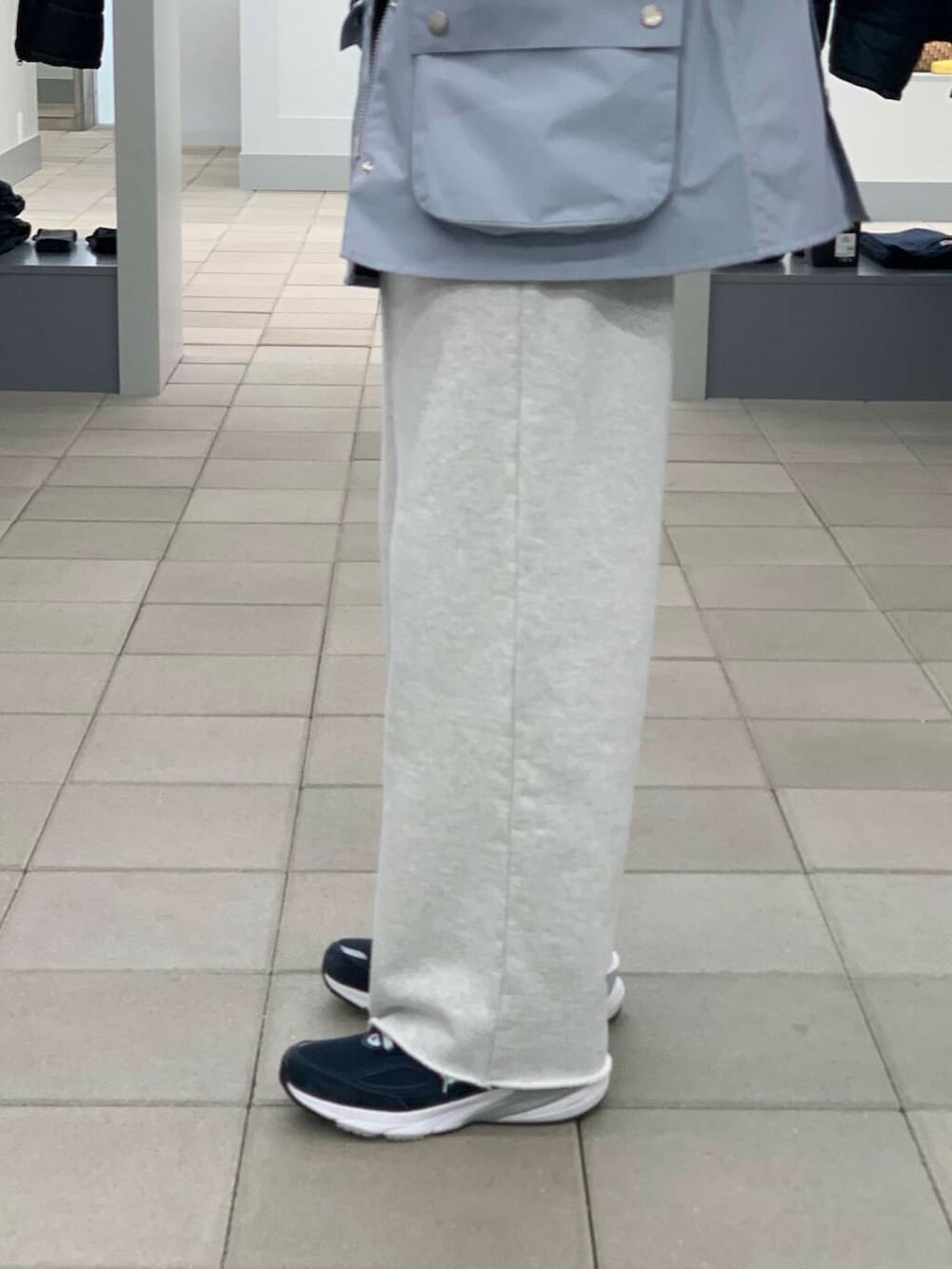 ブルー系のナイロンジャケット、グレー系のスウェットパンツ、ブルー系のニット/セーターを着用したメンズの冬コーディネートの6枚目の写真