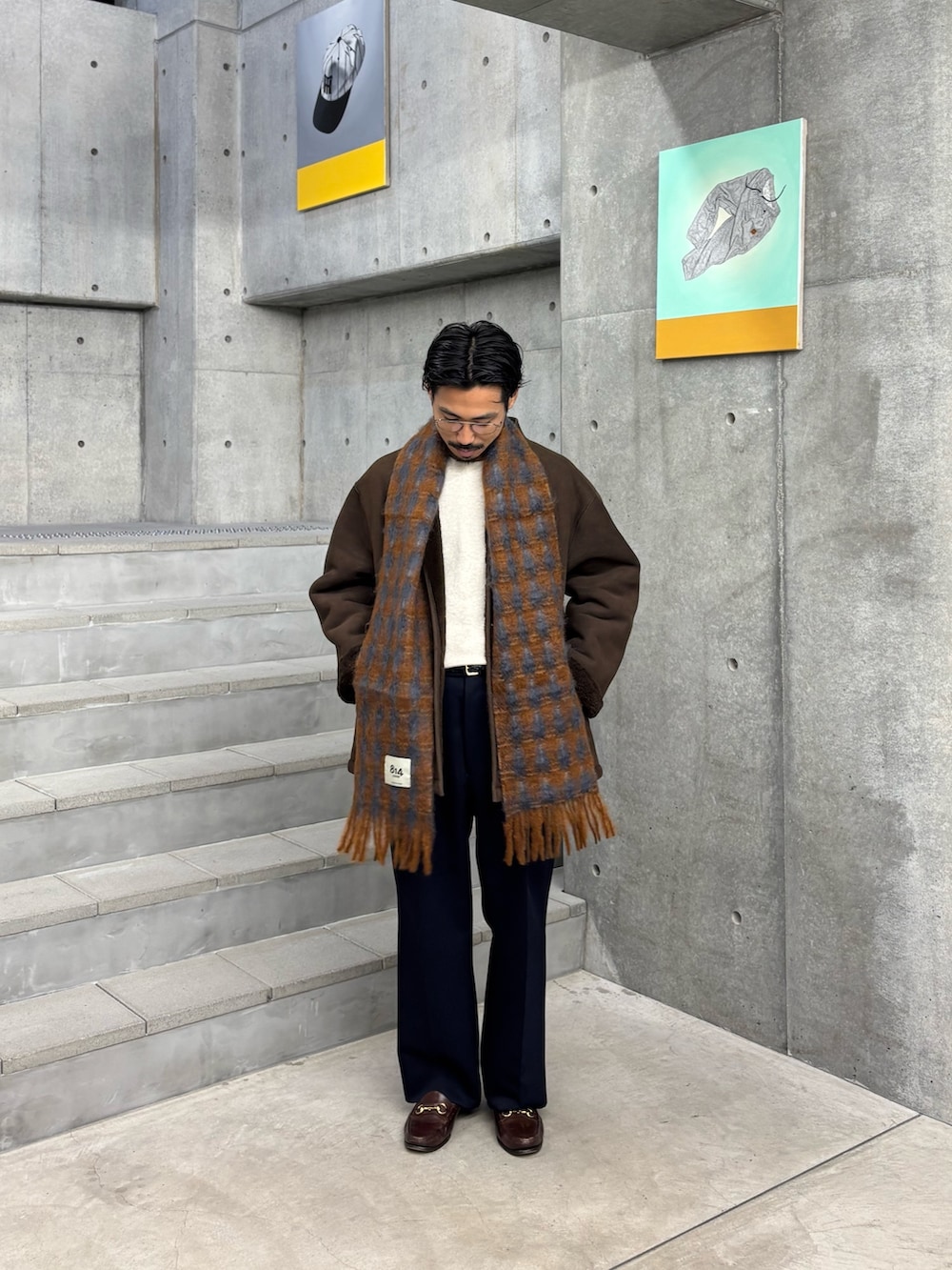 ブラウン系のその他アウター、ブルー系のその他パンツ、グレー系のマフラーを着用したメンズの秋コーディネートの2枚目の写真