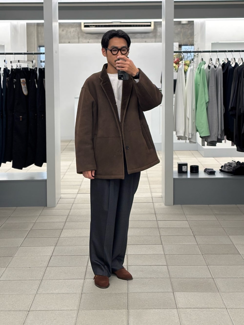 ブラウン系のその他アウター、グレー系のその他パンツ、ブラウン系のローファーを着用したメンズの秋コーディネートの2枚目の写真