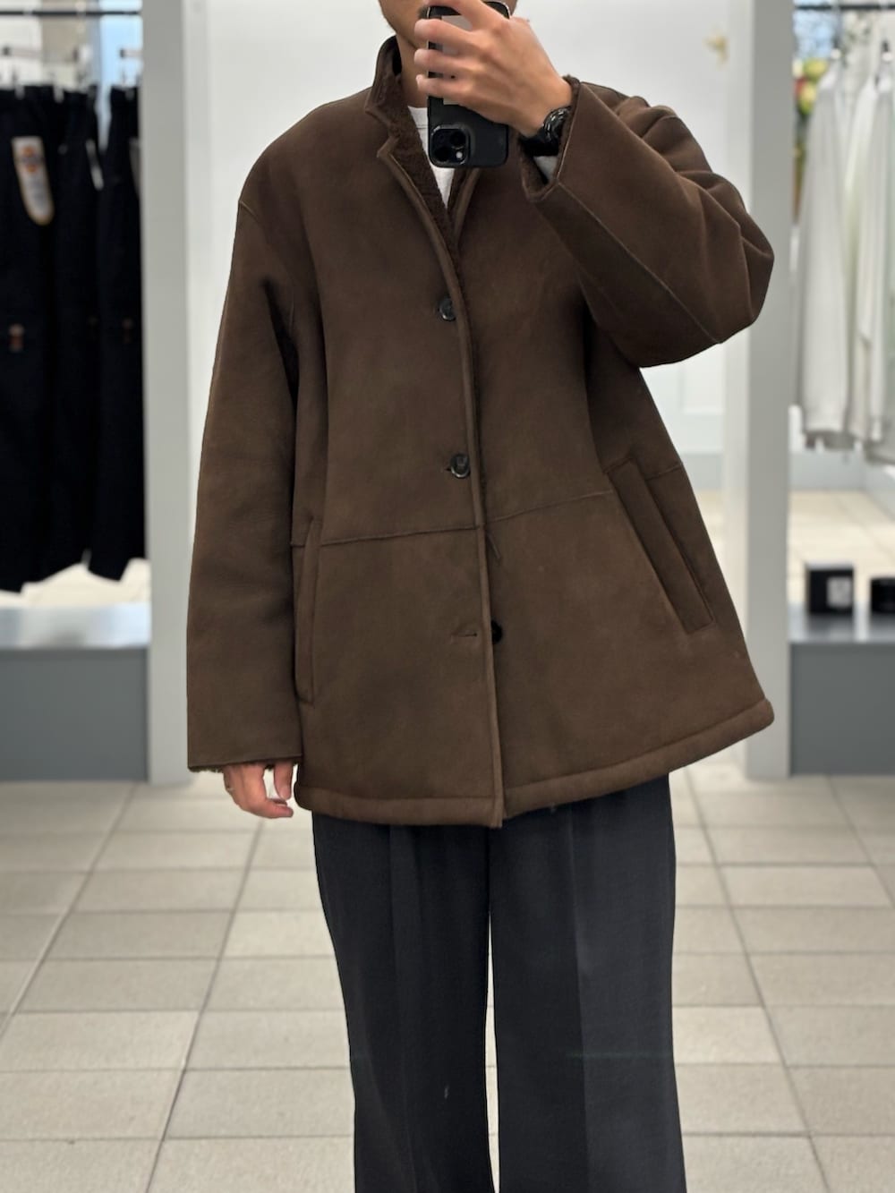 ブラウン系のその他アウター、グレー系のその他パンツ、ブラウン系のローファーを着用したメンズの秋コーディネートの5枚目の写真