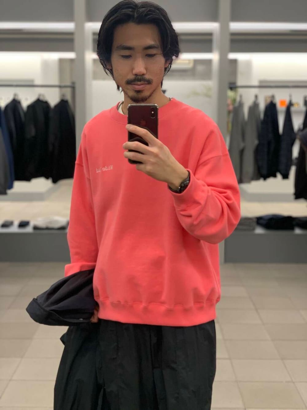 「大人カジュアル、ワイドパンツ、ストリート、オーバーサイズ、イージーパンツ、スウェット、コーチジャケット、春コーデ、スニーカーコーデ、リラックス、羽織り、ナイロンパンツ、widedad、大人リラックス、オススメ春アウター」｜「URBAN RESEARCHのSUPER WIDE SWEAT CREW-NECK（スウェット、ピンク系）」を使った、KUROKAWA DAIKIさん（メンズ・168cm）の春コーディネートの7枚目の写真