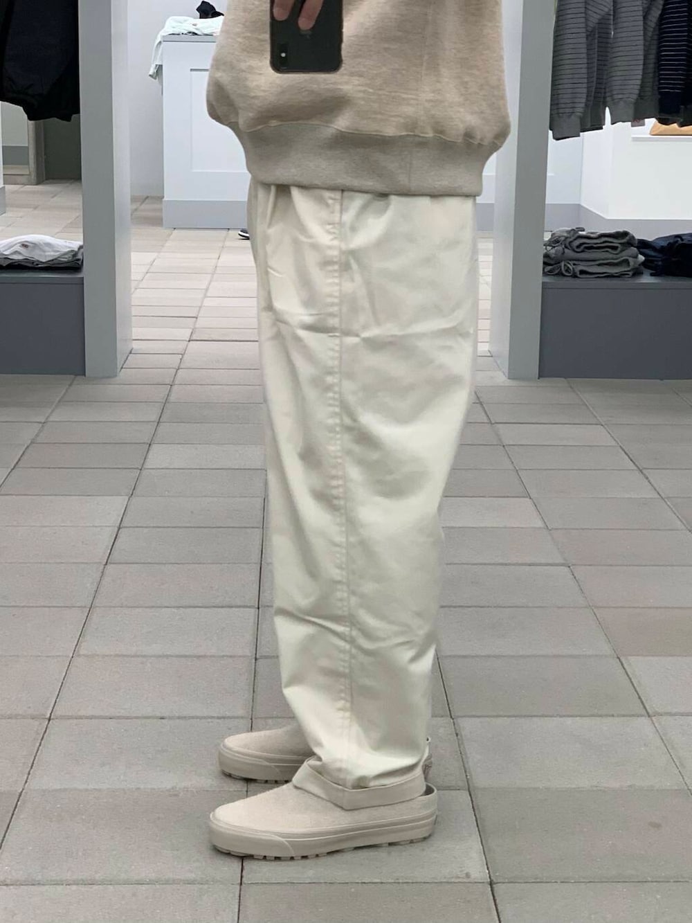「大人カジュアル、ワイドパンツ、vans、オーバーサイズ、スウェット、グラミチ、春コーデ、スニーカーコーデ、リラックス、URBS、セブンバイセブン、大人リラックス、スタッフが狙う春の新作」｜「GramicciのLOWERCASE / Gramicci　TC TWILL TUCK TAPERED（その他パンツ、ホワイト系）」を使った、KUROKAWA DAIKIさん（メンズ・168cm）の冬コーディネートの3枚目の写真
