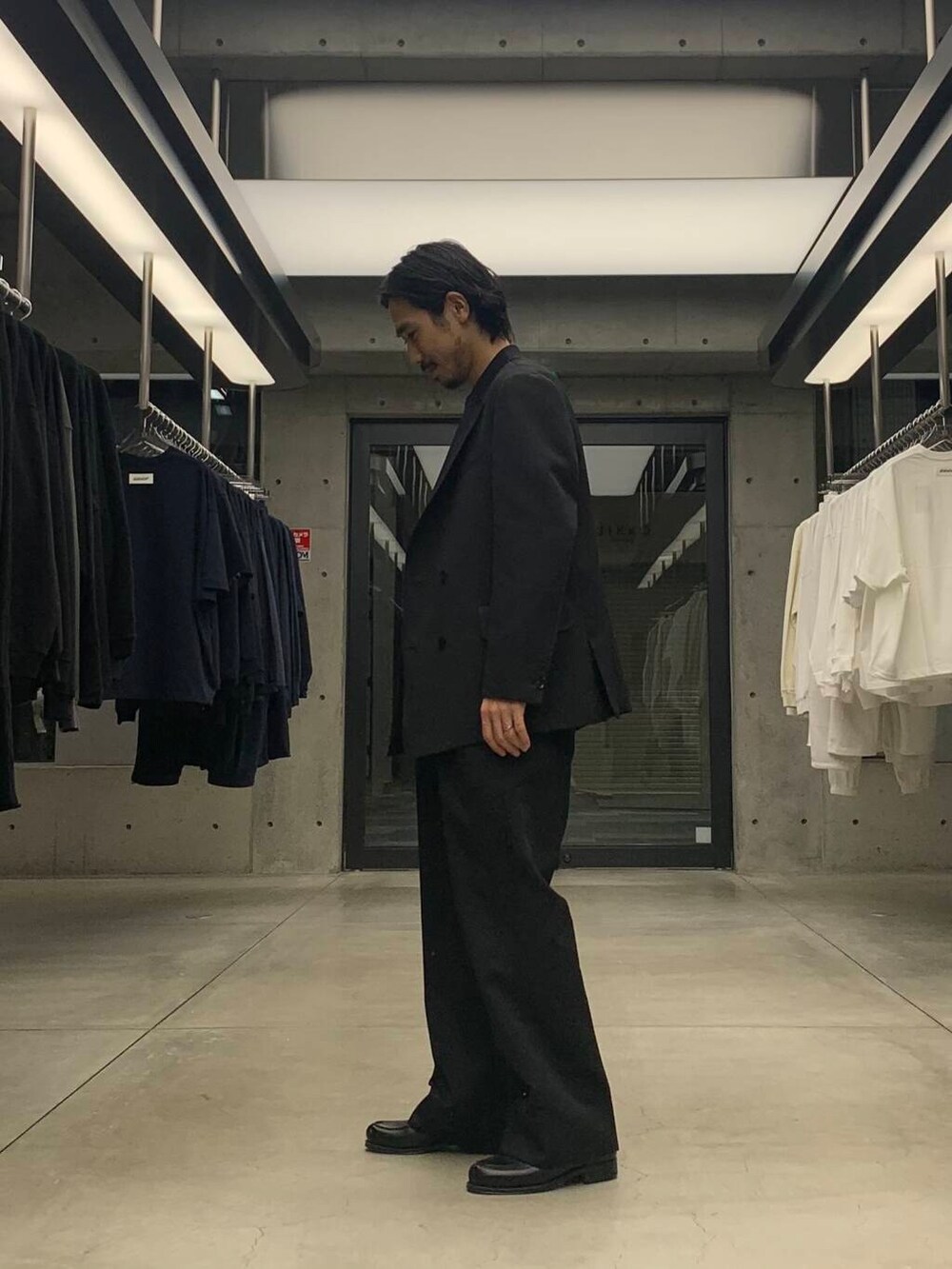 ブラック系のドレスシューズ、ブラック系のTシャツ/カットソー、ブラック系のその他パンツを着用したメンズの冬コーディネートの4枚目の写真